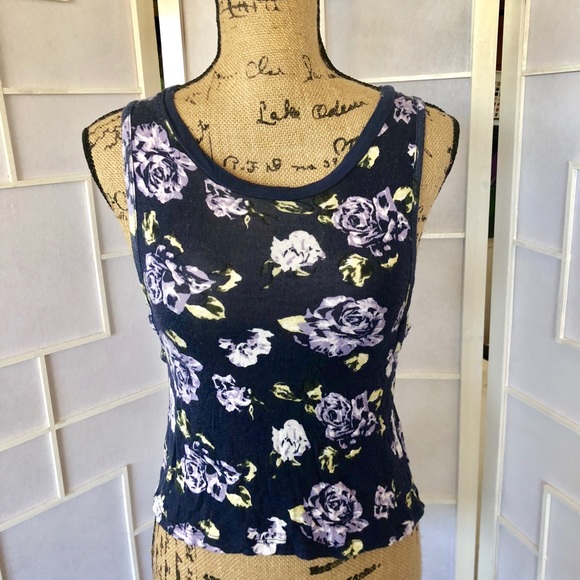 L.a. Hearts Crop Top with Side string accents - Picture 7 of 8